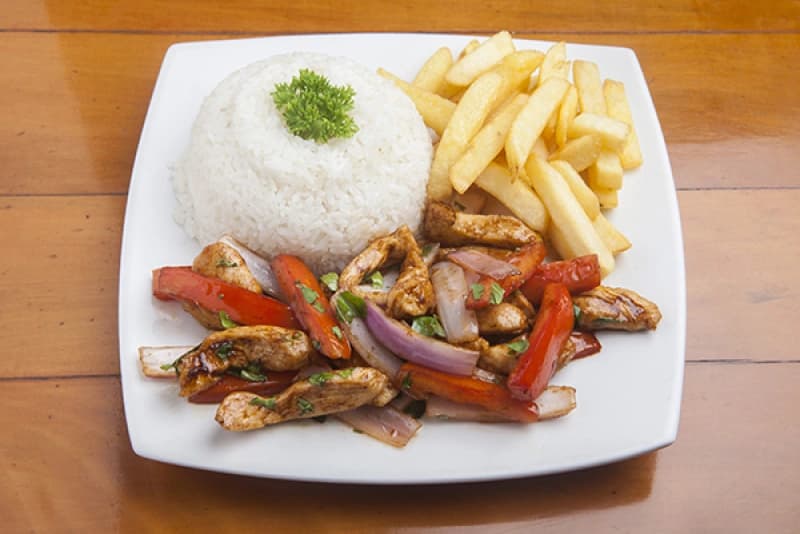 Saltado de Pollo