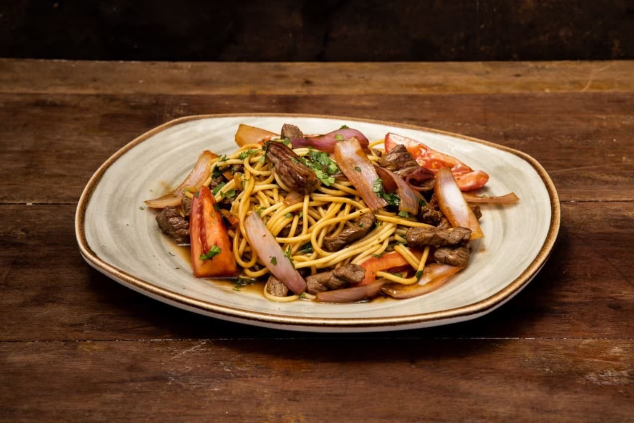 Tallarín Saltado Criollo de Carne